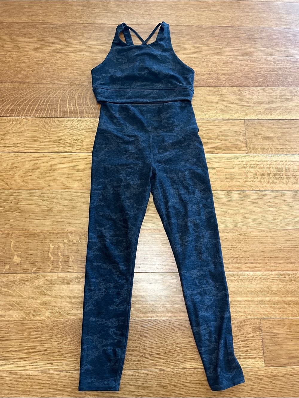 Vuori high waist camo elevation leggings also matching sports bra small